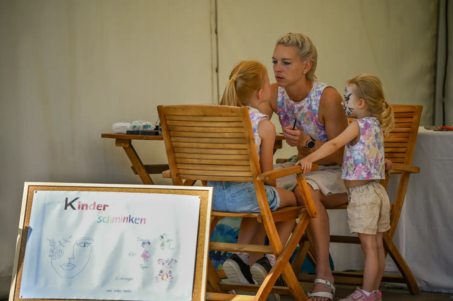 LRV Timmenrode e.V., Pferdeveranstaltungen, Kinderland, Eine Frau und ein Kind sitzen auf Stühlen