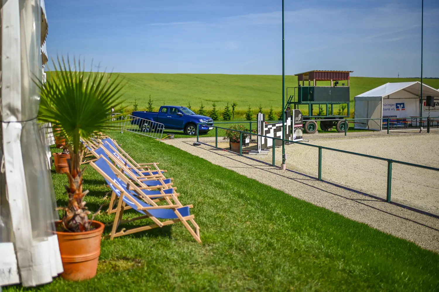 LRV Timmenrode e.V., Pferdeveranstaltungen, ein blaues Fahrzeug parkt neben dem Gelände