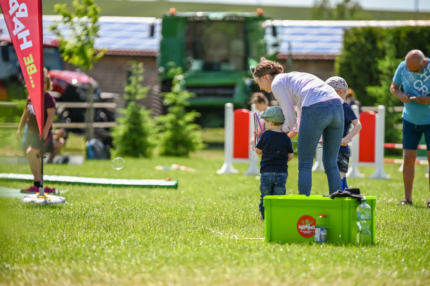 LRV Timmenrode e.V., Pferdeveranstaltungen, Kinderland, Eine Frau und ein Kind machen Seifenblasen