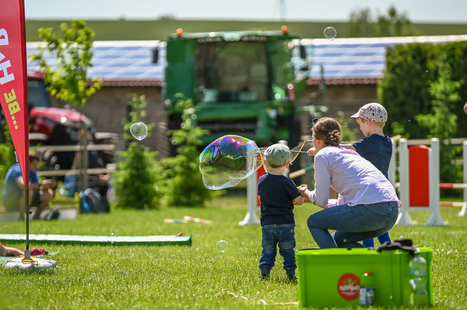 LRV Timmenrode e.V., Pferdeveranstaltungen, Kinderland, Eine Frau macht eine riesige Seifenblase