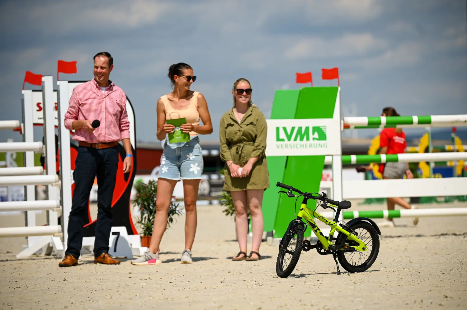 LRV Timmenrode e.V., Pferdeveranstaltungen, Kinderland, zwei Frauen stehend und ein kleines Fahrrad daneben