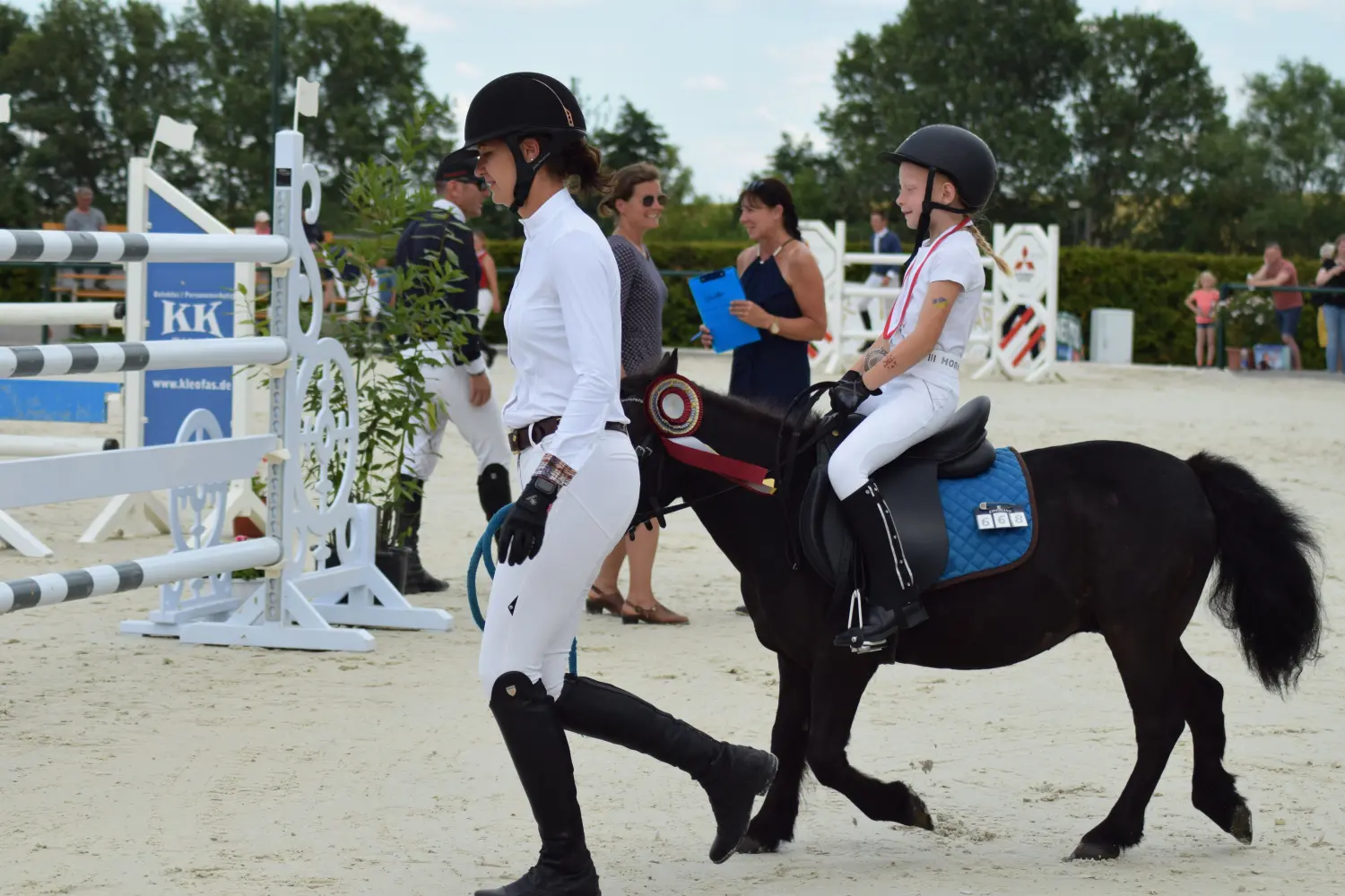LRV Timmenrode e.V., Pferdeveranstaltungen, Kinderland, Reiter führt das Pony und ein Mädchen sitzt auf dem Pony