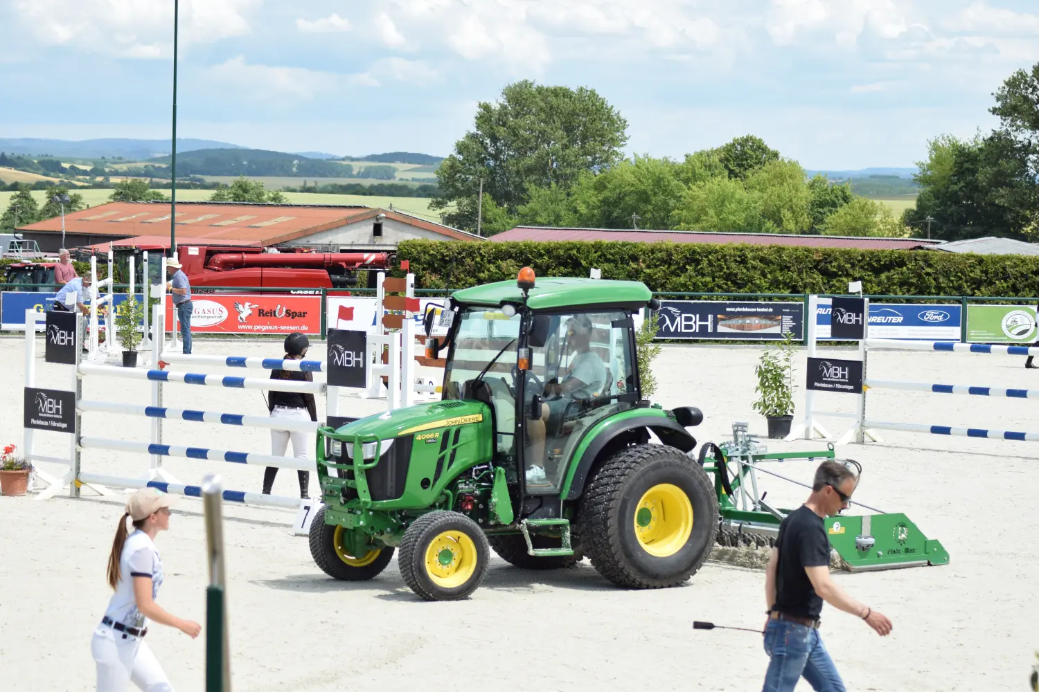 LRV Timmenrode e.V., Pferdeveranstaltungen, grüner Traktor