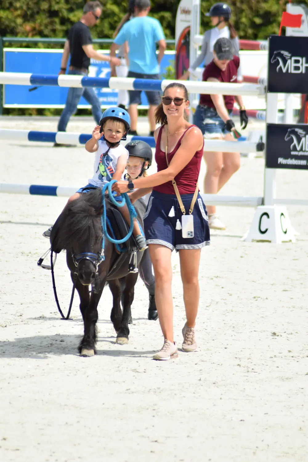 LRV Timmenrode e.V., Pferdeveranstaltungen, Kinderland, Ein Kind sitzt auf dem Pony und eine Frau hält das Seil