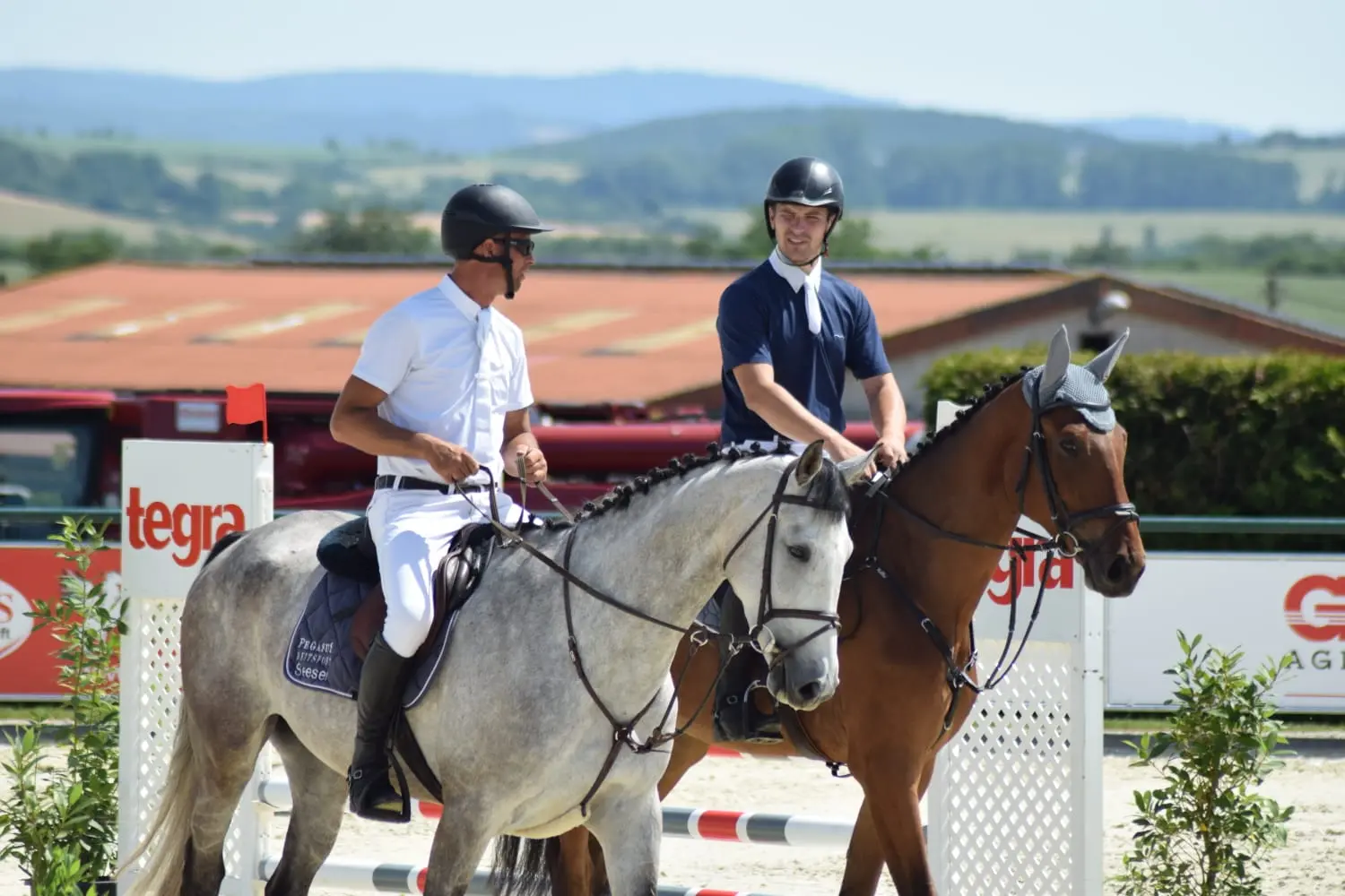 LRV Timmenrode e.V., Pferdeveranstaltungen, Kinderland, zwei Männer reiten auf 2 Pferden