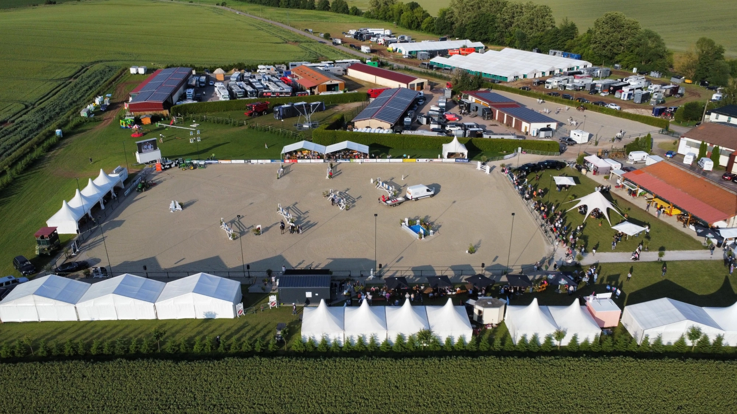 LRV Timmenrode e.V., Pferdeveranstaltungen, Kinderland, Ein Junge reitet auf einem weißen Pferd